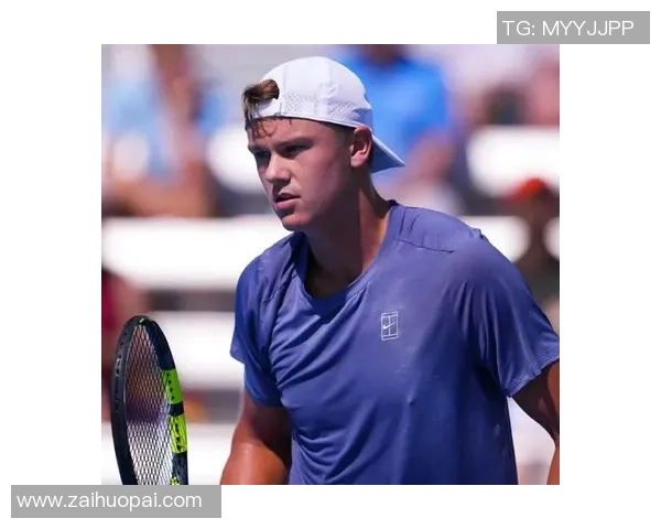 足球明星在比赛中意外被脱裤子引发全场哗然引起媒体热议